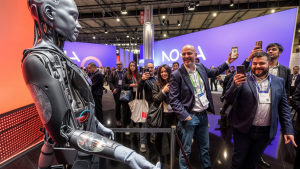Robot de asistencia presentado en el Mobile World Congress 2025